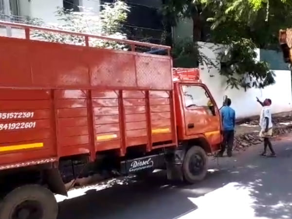 4 லாரிகளில்