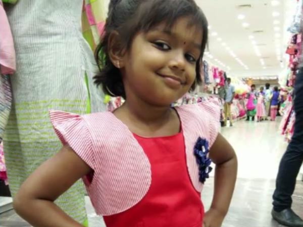 டெய்லராக உள்ளார்