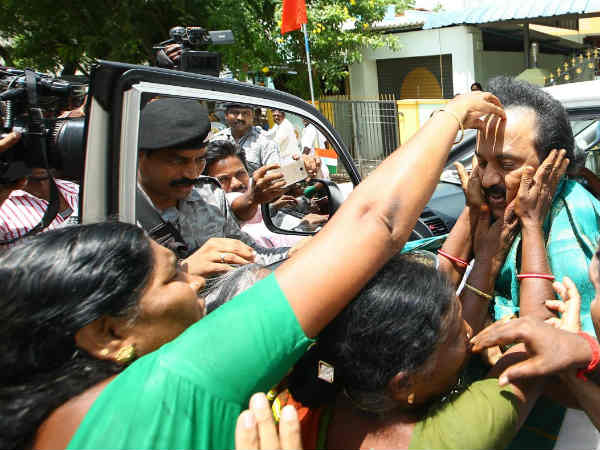 M.K Stalin writes special notes in Karunanidhis Thiruvarur home M.K Stalin writes special notes in Karunanidhis Thiruvarur home