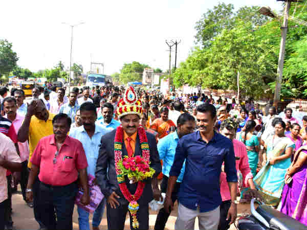 Best teacher awardee gets floral welcome in Karaikudi Best teacher awardee gets floral welcome in Karaikudi