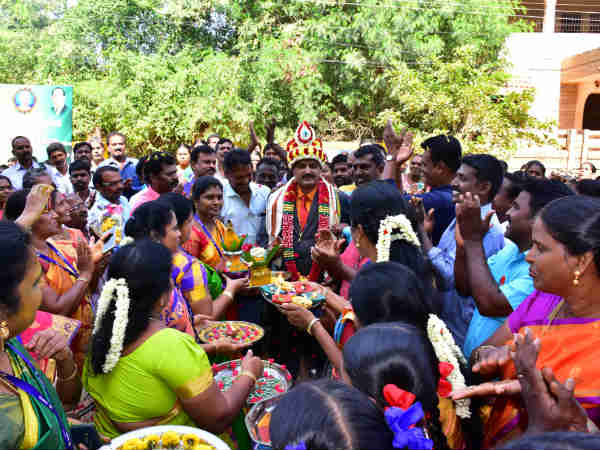 Best teacher awardee gets floral welcome in Karaikudi Best teacher awardee gets floral welcome in Karaikudi