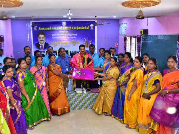 Best teacher awardee gets floral welcome in Karaikudi Best teacher awardee gets floral welcome in Karaikudi