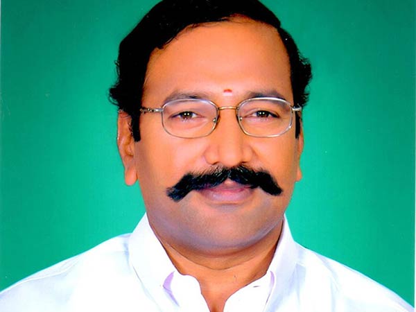 ADMK Minister Thangamani car gets an accident: He is safe and alright ADMK Minister Thangamani car gets an accident: He is safe and alright