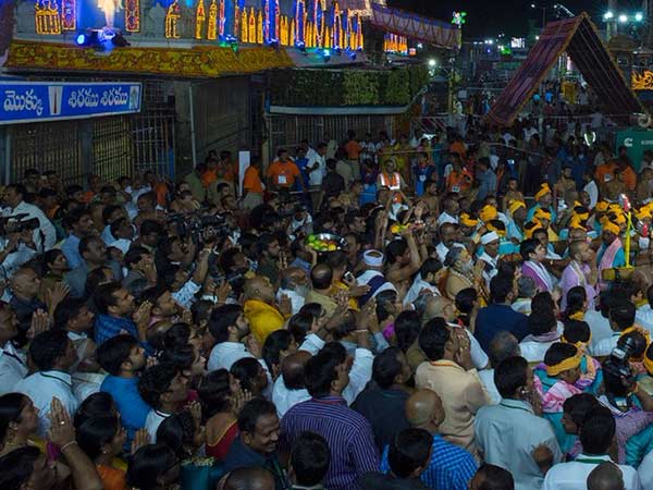 Devotees rushes to Tirumalai Tirupathi Devotees rushes to Tirumalai Tirupathi