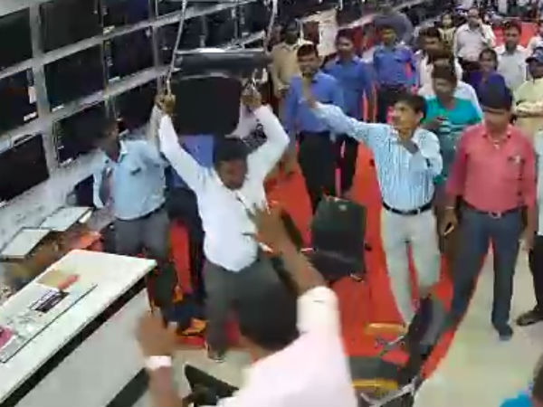 ஆடைகளை தூக்கி
