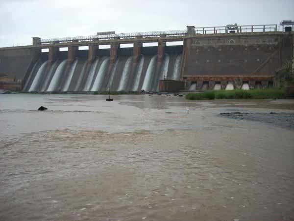 Madurai collector warns Vaigai river bank people to be careful Madurai collector warns Vaigai river bank people to be careful