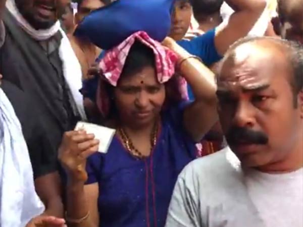  சேச்சிக்கு எந்தா வயசு அம்பதோ.. அல்லா, 52.. சரி போய்க்கோ.. சபரிமலையில் கலகல!