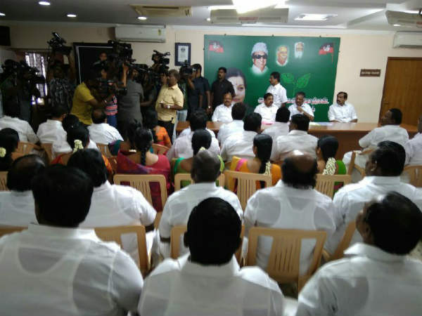 எம்எல்ஏக்கள், எம்பிக்களையும் காணோம்