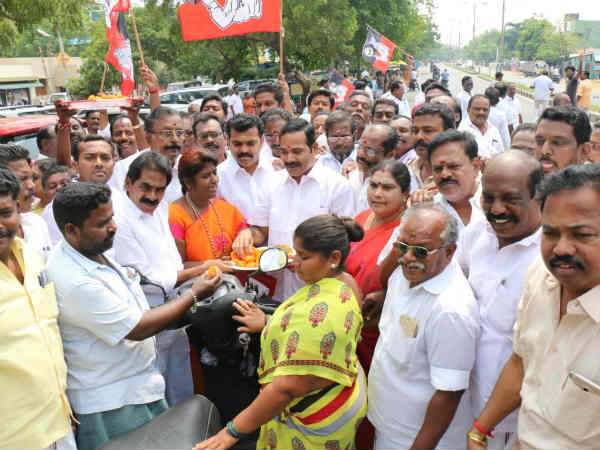 தொண்டர்களுக்கு ஸ்வீட்