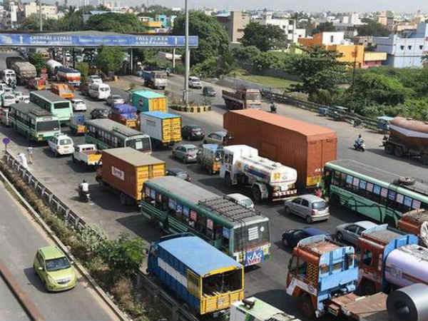 Heavy traffic at Chennai, Bangalore highway and Koyambedu area Heavy traffic at Chennai, Bangalore highway and Koyambedu area