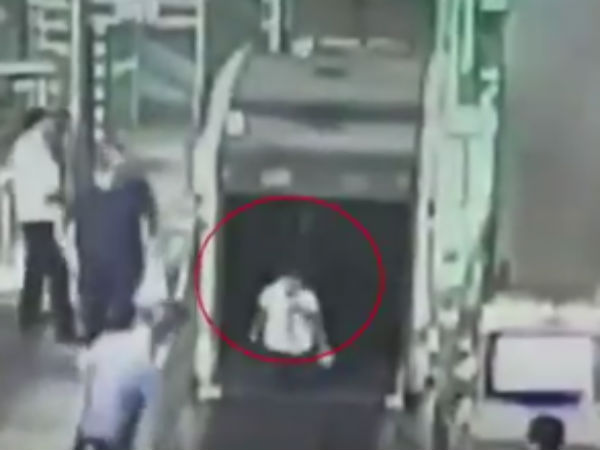Child sneaks into X-ray machine at security check in south China Child sneaks into X-ray machine at security check in south China