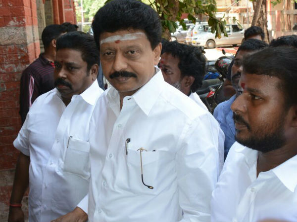 யாரோ தடுக்கின்றனர்