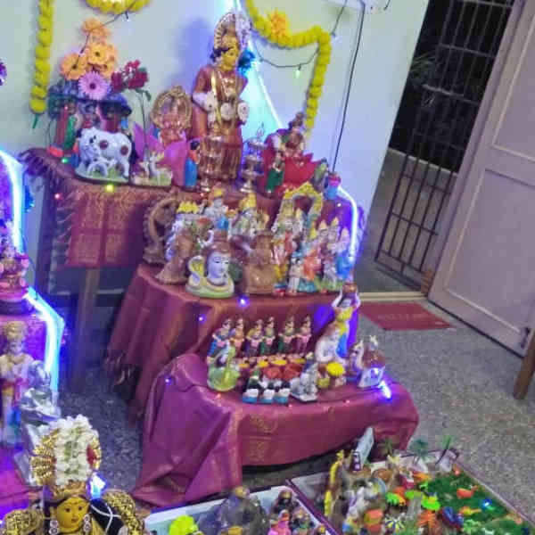 2 அடுக்குகளில் சிலைகள்