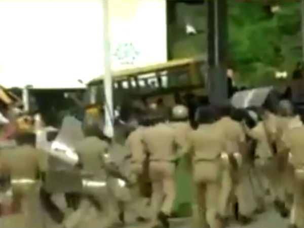 போர்க்களமானது நிலக்கல்.. போராட்டத்தில் ஈடுபட்ட எதிர்ப்பாளர்கள் மீது போலீஸ் தடியடி 
