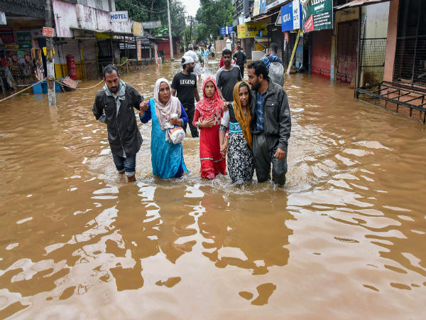 வீடுகளின்றி தவித்த மக்கள்