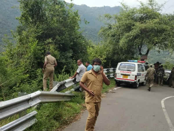 பள்ளத்துக்கு சென்றனர்