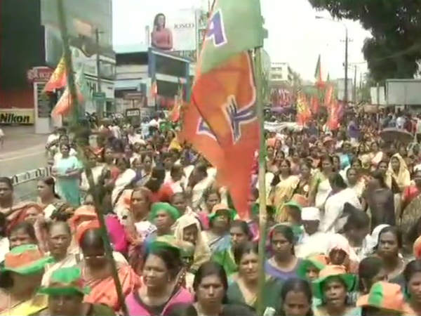 சபரிமலைக்குள் பெண்கள் நுழைய கூடாது.. கேரளாவில் சட்டசபை முற்றுகை.. மாபெரும் போராட்டம் 