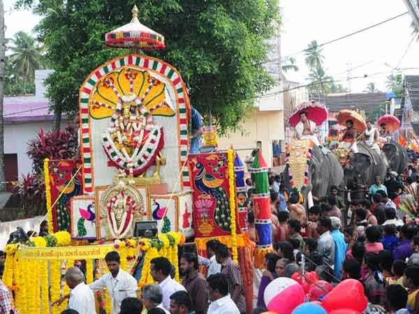 அம்மன் சிலைகள் ஊர்வலம்