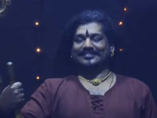 கண்ணை திறந்து மூடுகிறார்
