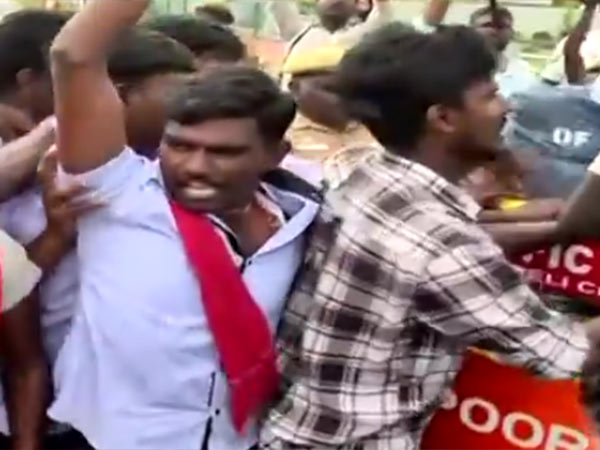தள்ளுமுள்ளு தடியடி