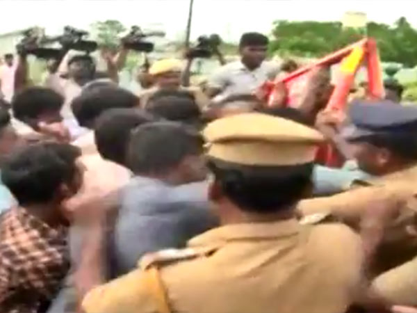 மாணவர்கள் எதிர்ப்பு
