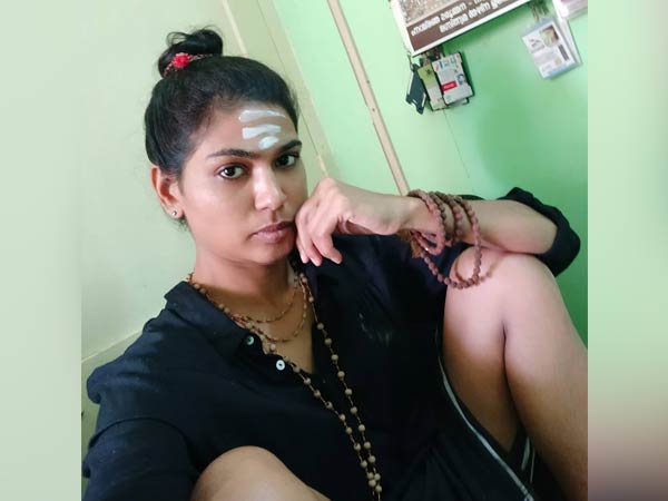 பக்தர் வேடத்தில் போஸ்