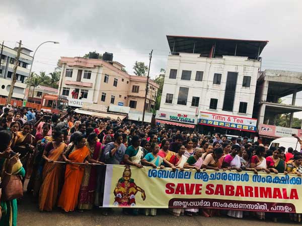 சபரிமலை: வெடித்த போராட்டம்.. பெண்கள் நுழைவிற்கு எதிராக பெண்களே கேரளாவில் பேரணி! 