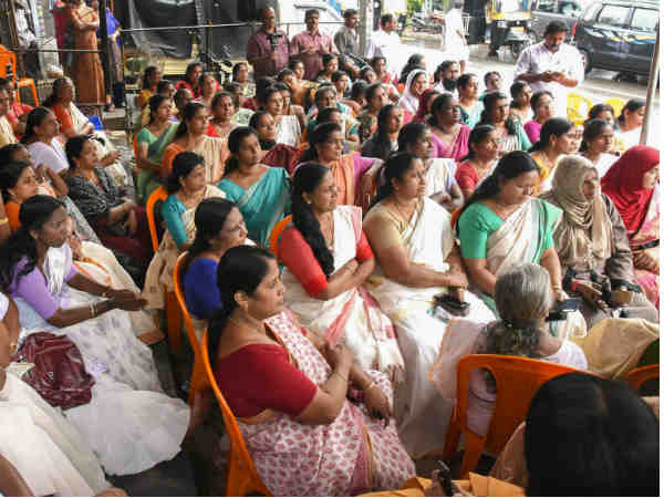போர்க்களமான சபரிமலை.. போராட்டக்காரர்களுக்கு கேரள அரசு எச்சரிக்கை 