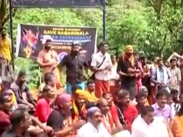 போர்க்களமான சபரிமலை போராட்டம்.. கார்கள் மீது கல்வீச்சு.. போலீஸ் திணறல்.. பலர் கைது! 