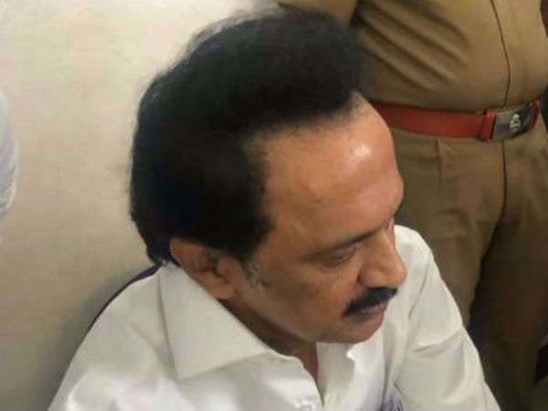 பொம்மை அரசை வைத்துக் கொண்டு