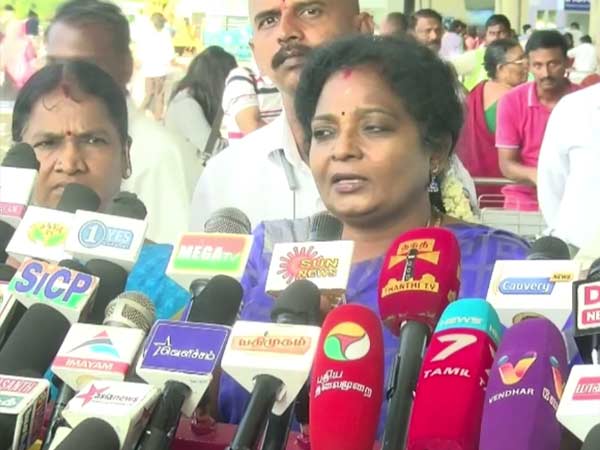 கிழித்துக் கொண்டிருக்கிறாள்