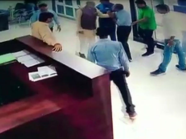 காரில் புறப்பட்டார்
