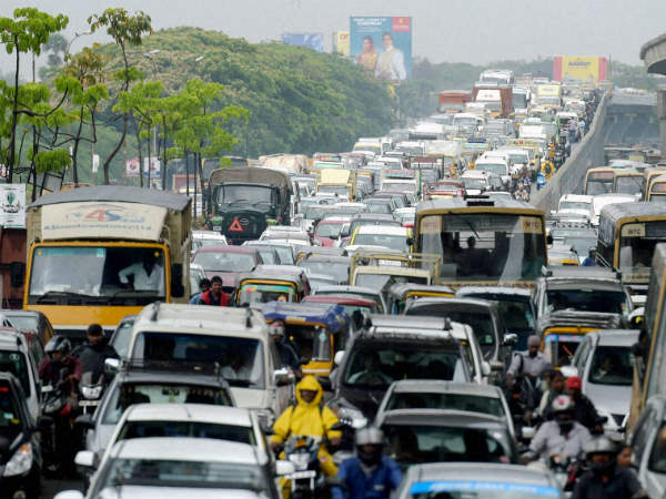 Many places of Chennai faces heavy traffic jam due to rain Many places of Chennai faces heavy traffic jam due to rain