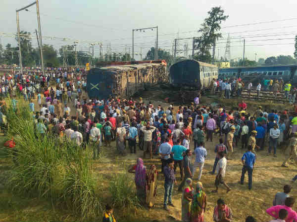 Uttar Pradesh: 5 died, several injured after New Farakka Express train derailed Uttar Pradesh: 5 died, several injured after New Farakka Express train derailed