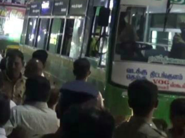 சிகரெட் பிடித்தார்
