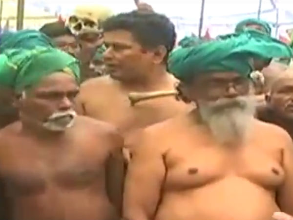 ஆடை இல்லாமல் போராட்டம்