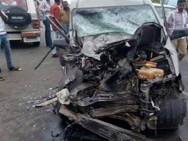Car - Bus crash in Chennai kills 5 people Car - Bus crash in Chennai kills 5 people