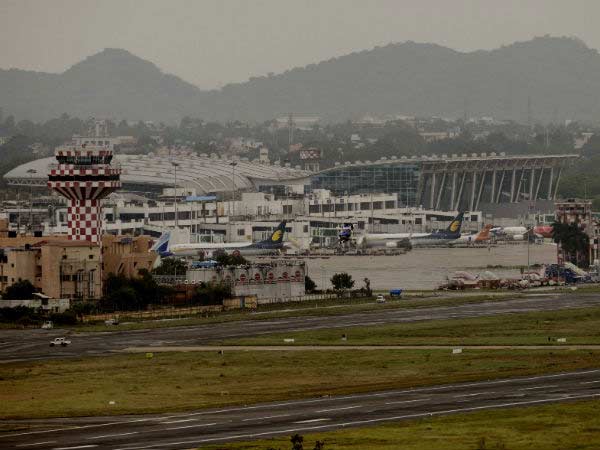Gaja Storm: Flight delayed in Chennai and Tuticorin due to heavy rain Gaja Storm: Flight delayed in Chennai and Tuticorin due to heavy rain