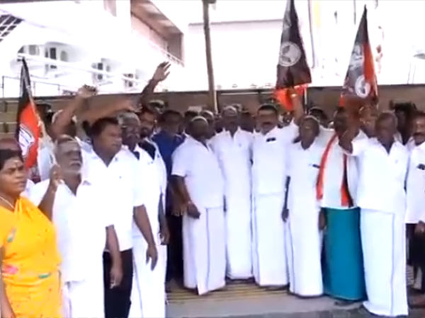Dharapuram vijay fans demanding tiket refund Dharapuram vijay fans demanding tiket refund
