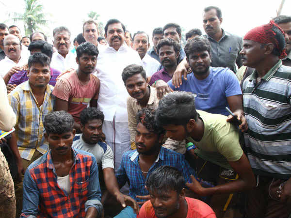 மக்களோடு சாப்பிட்டார்