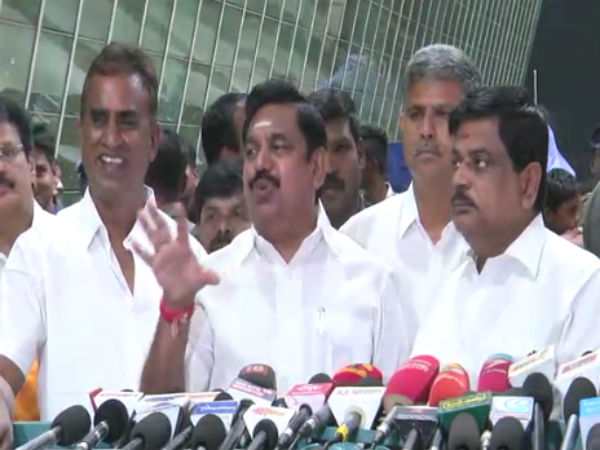 ரத்தத்தை உறிஞ்சுகிறார்கள்