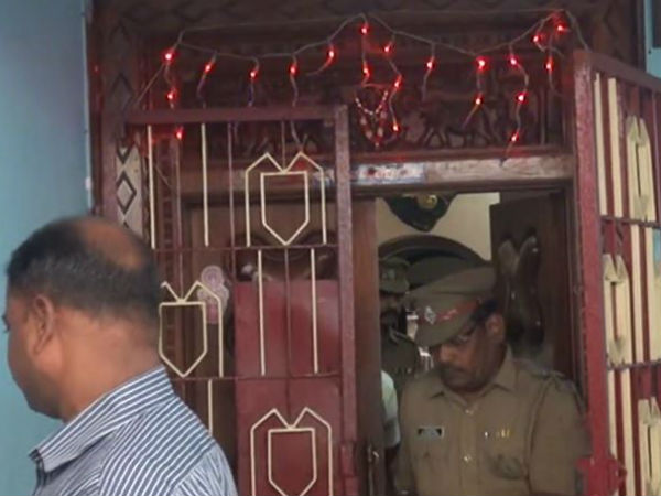 போலீஸுடன் வந்த முன்னாள் அமைச்சர்