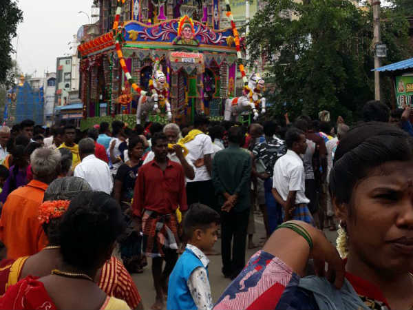அம்மனை தரிசிக்க வந்த மக்கள்