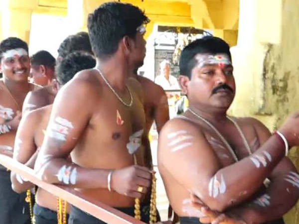 மாலை அணிந்த பக்தர்கள்