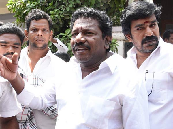 வாய் பொத்தியிருந்தது ஏன்