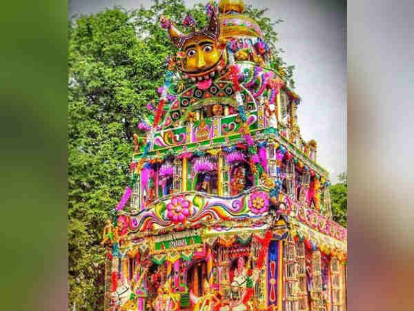மழையிலும் தொடர்ந்த அலங்காரம்