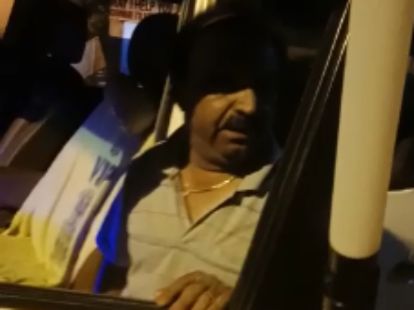 டிராக்சூட் அணிந்த எம்பி