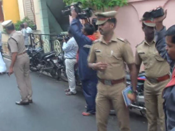 வசதி கண்ணை உறுத்தியது