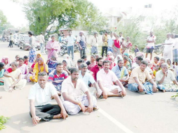 Gaja Storm: People protesting against Government for not enough relief work Gaja Storm: People protesting against Government for not enough relief work