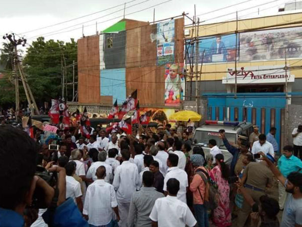 Sarkar issue: AIADMK protest in front of a theater in Madurai Sarkar issue: AIADMK protest in front of a theater in Madurai
